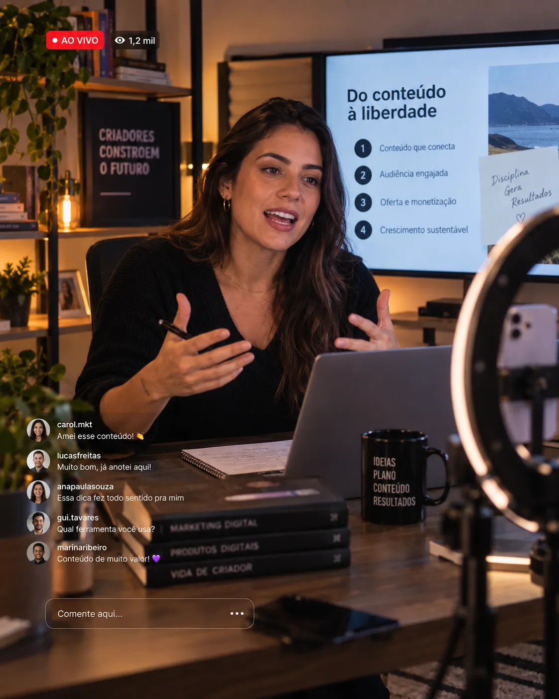 Infoprodutora dando aula ao vivo