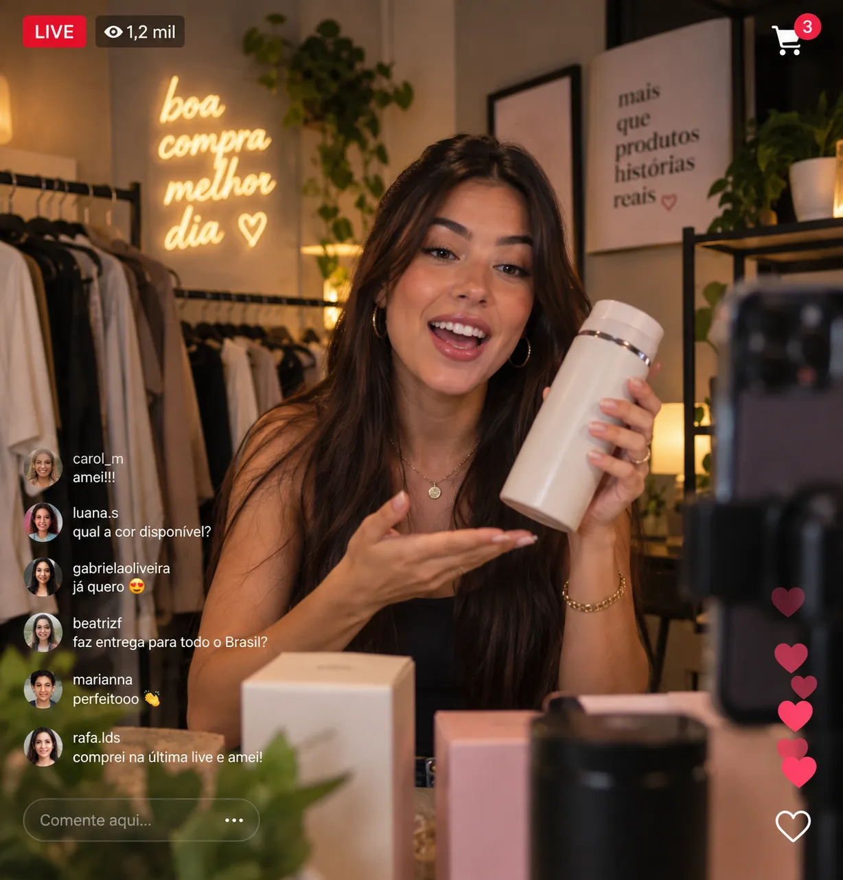 Creator apresentando produto em live